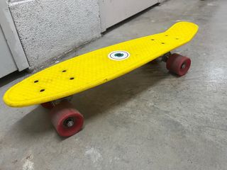 Monopatín amarillo poco uso