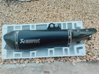 Tubo de escape Akrapovič negro y plata