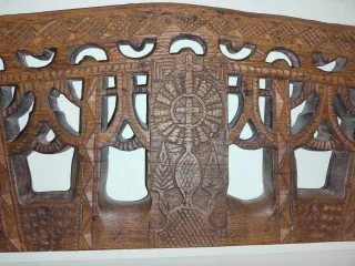 Antiguo perchero de madera tallada