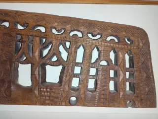 Antiguo perchero de madera tallada