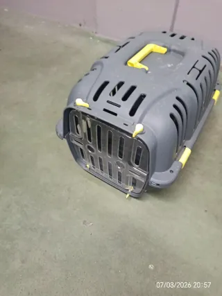 Transportín para gato gris y amarillo