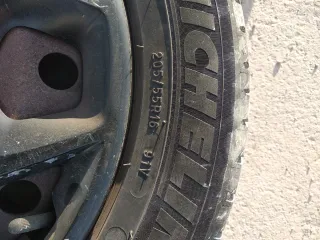 Ruedas 16" con llantas de acero y tapacubos