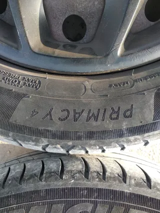 Ruedas 16" con llantas de acero y tapacubos