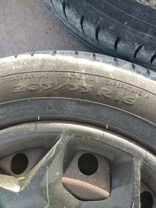 Ruedas 16" con llantas de acero y tapacubos