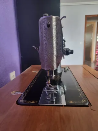 Máquina de coser antigua con pedal