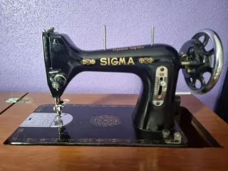 Máquina de coser antigua con pedal