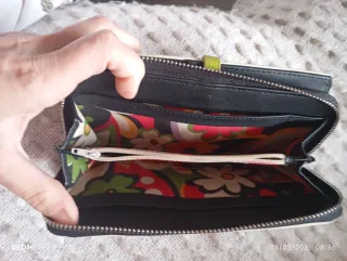 Billetera negra con flor