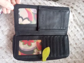 Billetera negra con flor