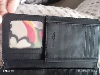 Billetera negra con flor