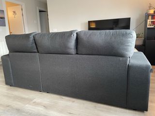 Sofá chaise longue gris de tela.