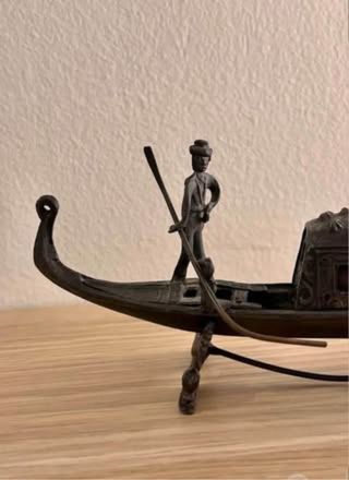 Antica gondola veneziana in bronzo