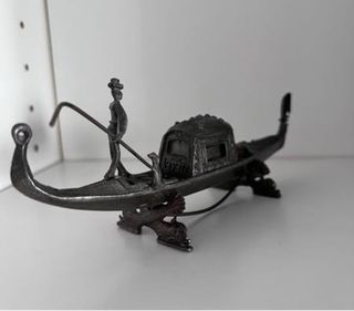Antica gondola veneziana in bronzo