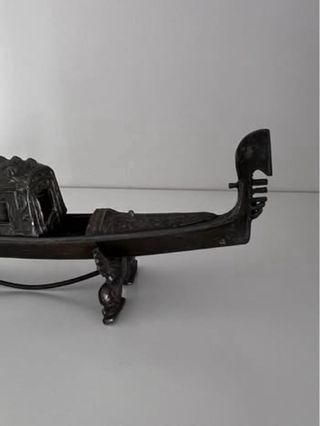 Antica gondola veneziana in bronzo