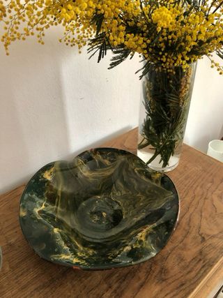 Fuente cerámica vintage dorada y verde