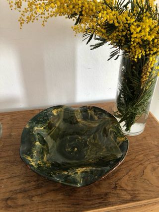 Fuente cerámica vintage dorada y verde