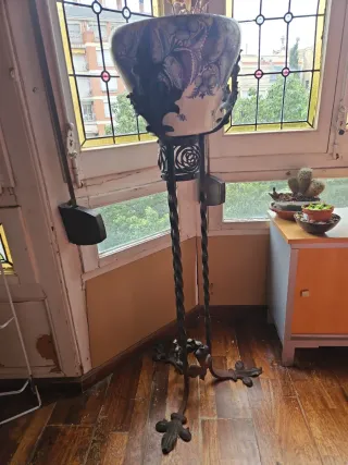 Macetero de hierro con detalles dorados