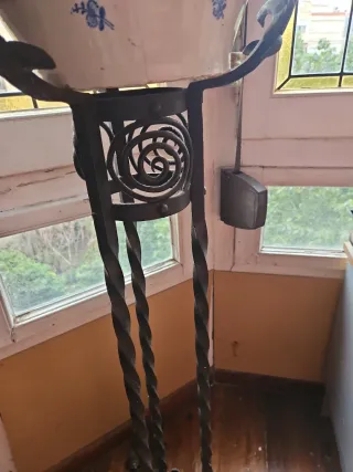 Macetero de hierro con detalles dorados