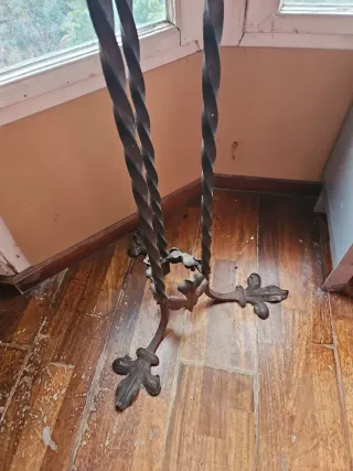 Macetero de hierro con detalles dorados