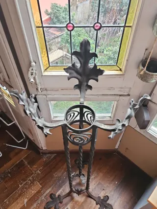 Macetero de hierro con detalles dorados