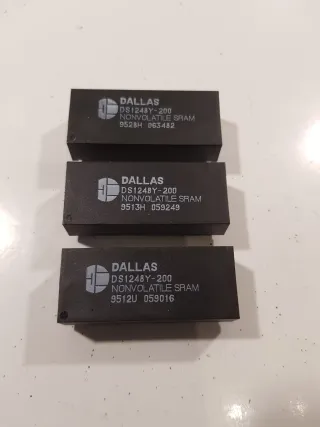 3 Memorias Dallas DS1248Y-200