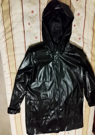 Chubasquero negro con capucha