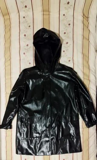 Chubasquero negro con capucha