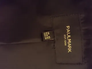 Chubasquero negro con capucha