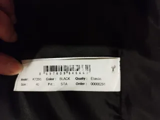 Chubasquero negro con capucha