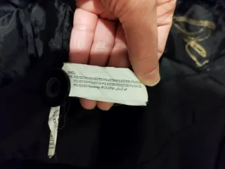 Chubasquero negro con capucha