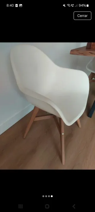 Sillas de plástico y madera