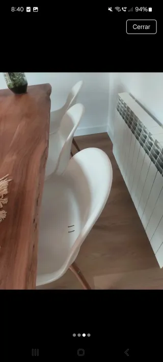 Sillas de plástico y madera