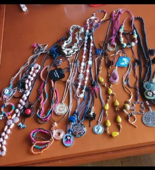 25 collane da donna, alcune con etichetta