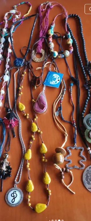 25 collane da donna, alcune con etichetta