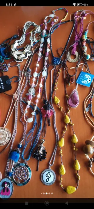 25 collane da donna, alcune con etichetta