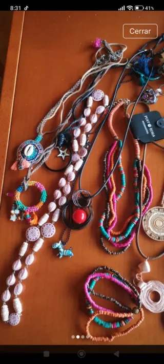 25 collane da donna, alcune con etichetta