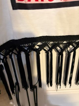 T-shirt con frange e stampa