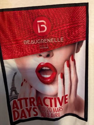 T-shirt con frange e stampa