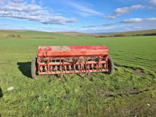 Sembradora agrícola roja