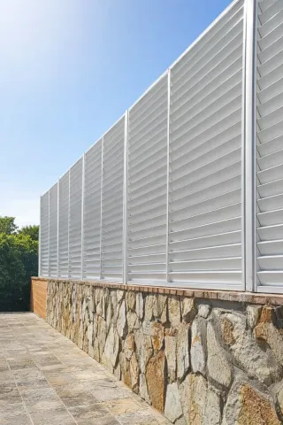 Cerramiento aluminio lamas - valla moderna