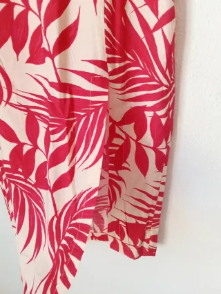 Falda midi Mango estampado tropical rosa y rojo