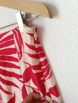 Falda midi Mango estampado tropical rosa y rojo