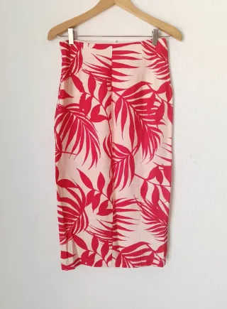 Falda midi Mango estampado tropical rosa y rojo