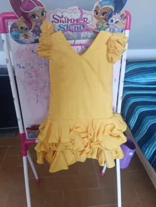 Traje de flamenca amarillo volantes