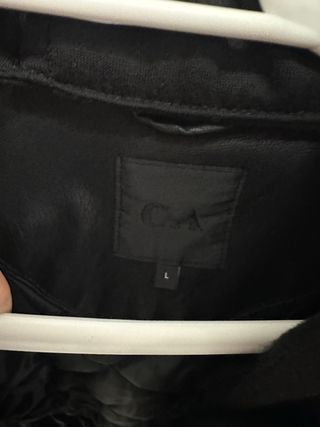 Chaqueta de piel negra con capucha