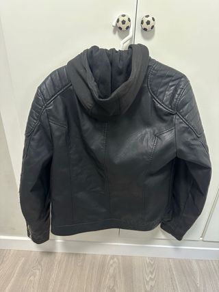 Chaqueta de piel negra con capucha