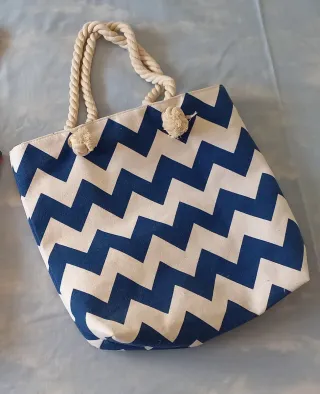 Bolso de playa azul y blanco