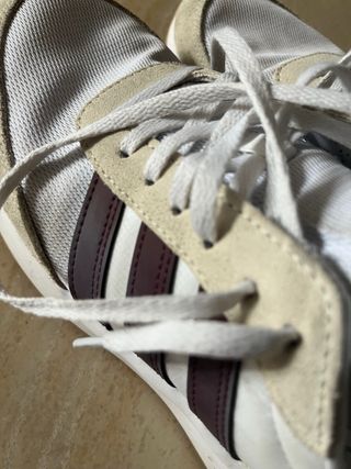Zapatillas Adidas Blancas y Beige