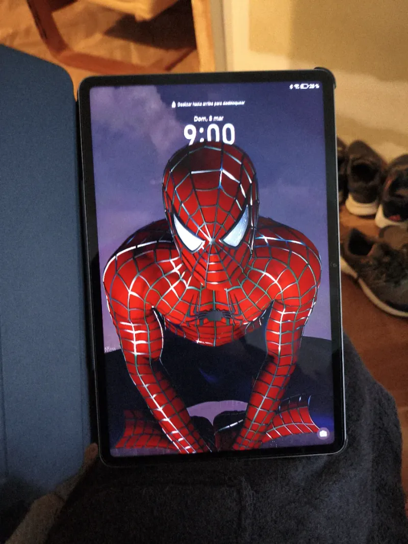 Tablet con funda azul y Spiderman