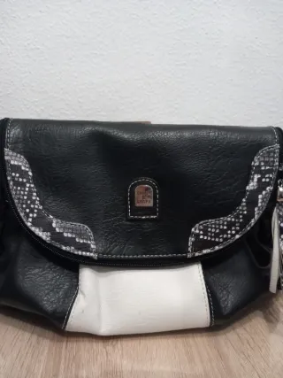 Bolso negro y blanco con estampado