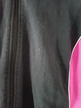 Chaqueta deportiva negra y fucsia